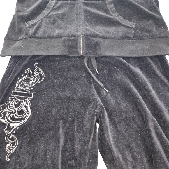 Harley Davidson velour sweatshirt all black w designs on thigh, left chest, back - Picture 3 of 3
